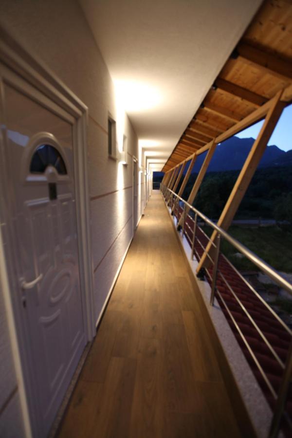 Hotel Riviera Borsh Exterior foto